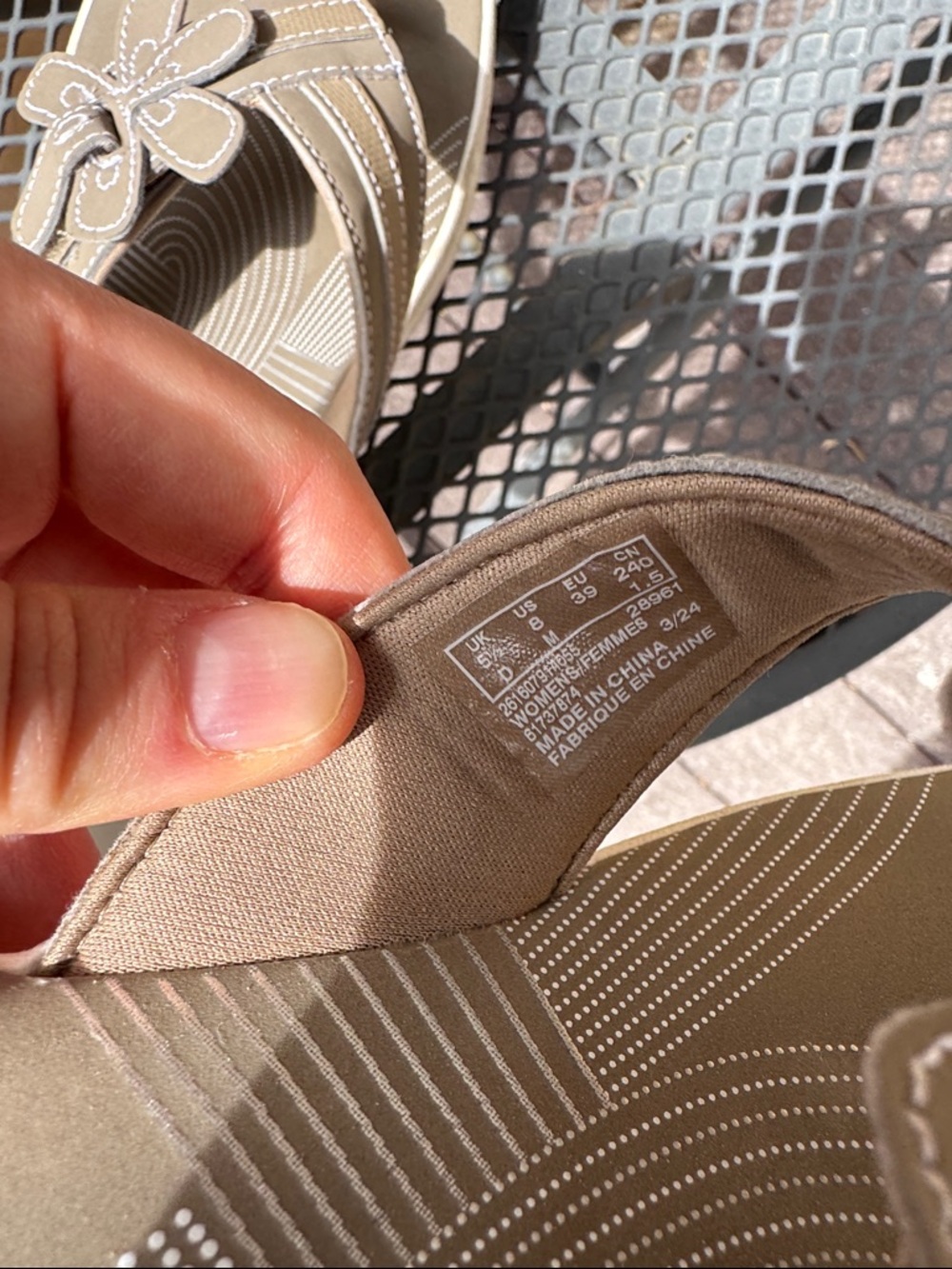 Clarks Cloudstepper Women's Taupe/Beige Flip Flop Sandals - Size 8 - Picture 7 of 9